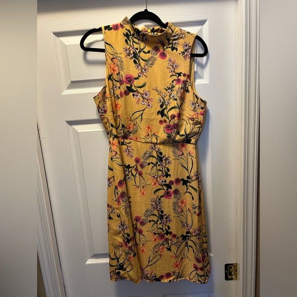 Classy women’s mid length sleevless dress - Picture 2 of 4